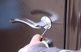 Замена дверной ручки металлической двери в Смоленске