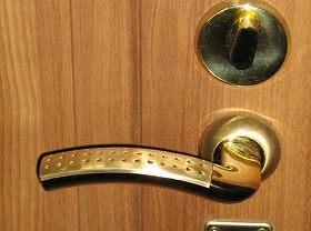 Замена дверной ручки входной двери в Смоленске
