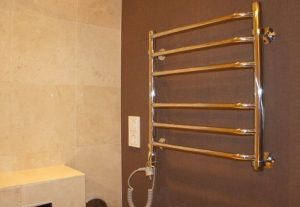 Установка электрического полотенцесушителя в ванной в Смоленске
